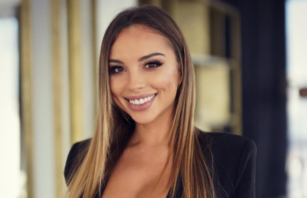 Відома фітнес-модель "не втримала" пишні груди в топіку