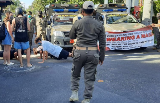 Упор лежа принять: на Бали придумали необычный способ наказания туристов за отсутствие масок (видео)