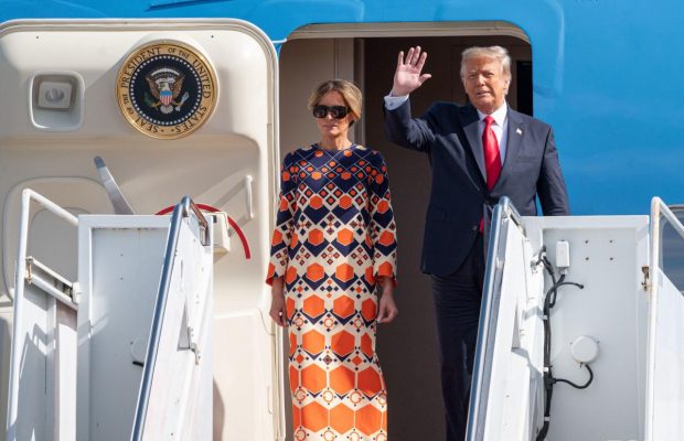 Мелания Трамп с мужем отправилась на отдых в платье от Gucci