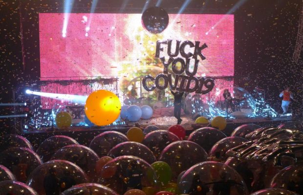Известная группа The Flaming Lips устроила антикоронавирусный концерт в пузырях (фоторепортаж)