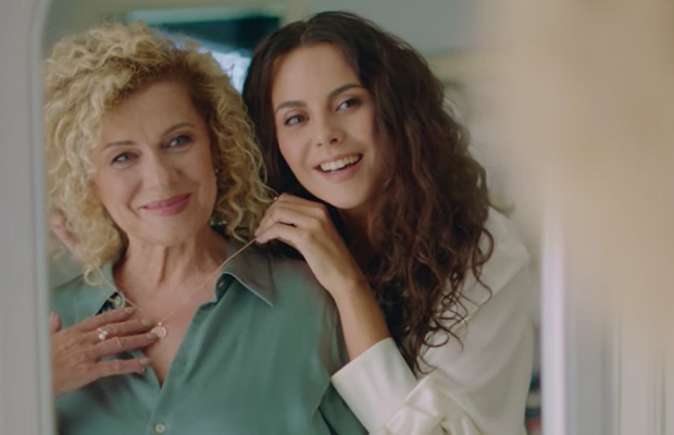 Настя Каменських випустила новий кліп, в якому знялася з мамою (фото, відео)