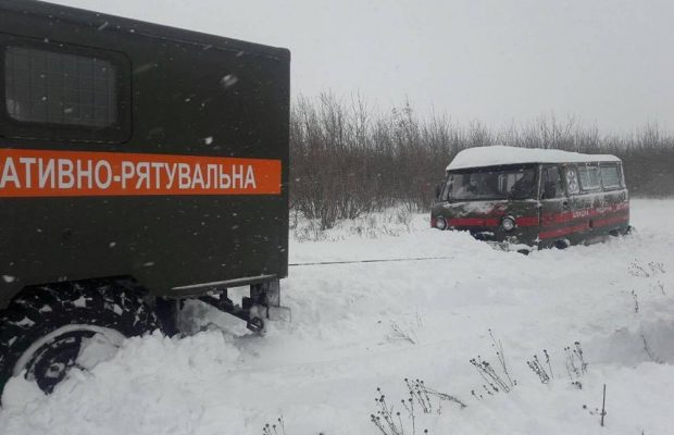 Снігопад в Україні паралізував рух на дорогах: список областей