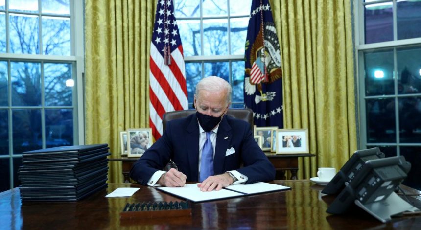 Вернул США в ВОЗ и климатическое соглашение: Байден подписал первые указы на посту президента