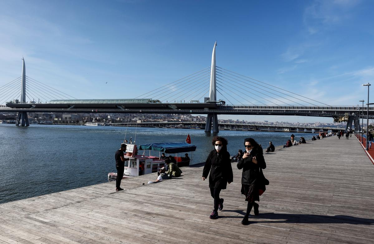 Зима в Стамбуле не такая холодная, как в Украине / фото REUTERS Зима в Стамбуле не такая холодная, как в Украине / фото REUTERS