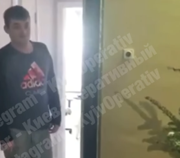 Ялинку принесли назад / скріншот відео Ялинку принесли назад / скріншот відео