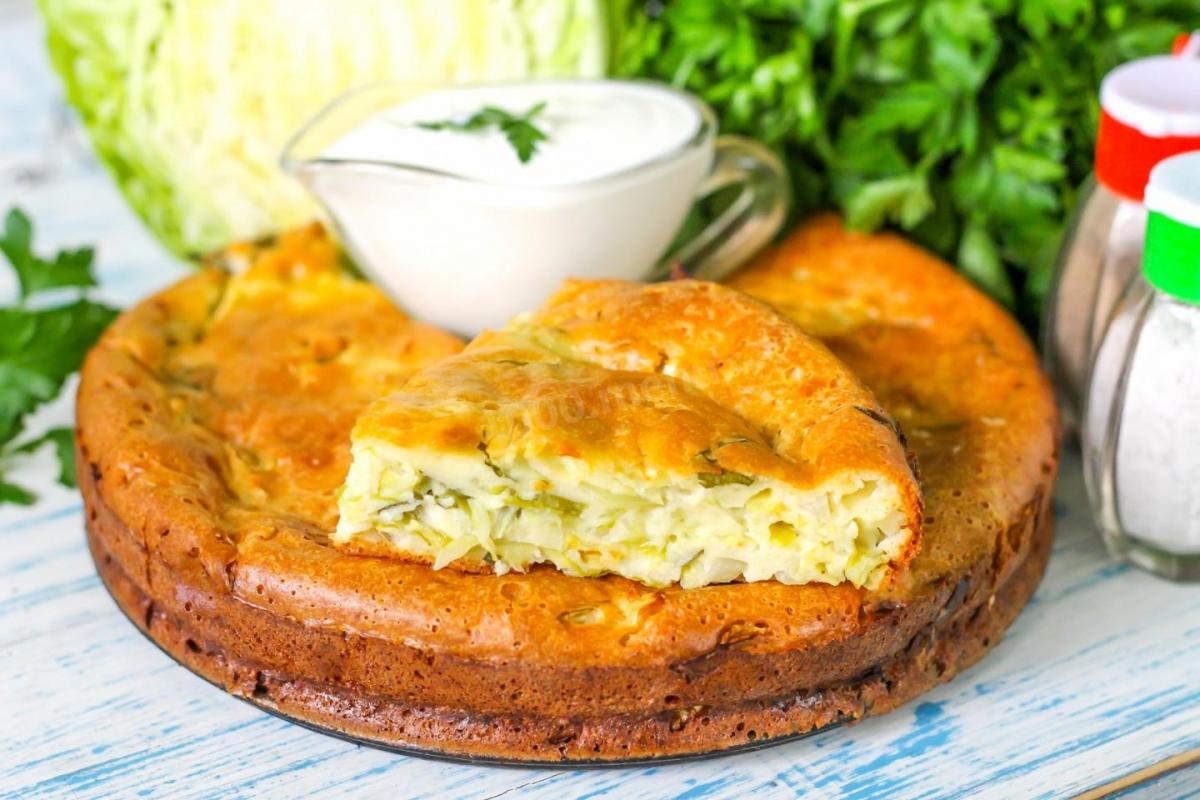 Заливной капустный пирог на сметане / фото 1000.menu Заливной капустный пирог на сметане / фото 1000.menu