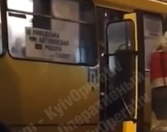 Загорілася маршрутка на проспекті Науки / скріншот відео Загорілася маршрутка на проспекті Науки / скріншот відео