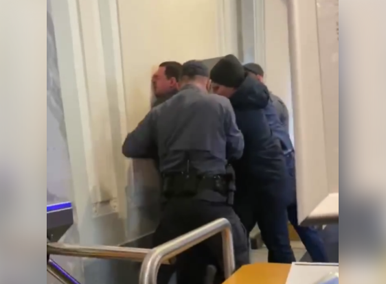 В Раду прорывался неизвестный / скриншот видео В Раду прорывался неизвестный / скриншот видео