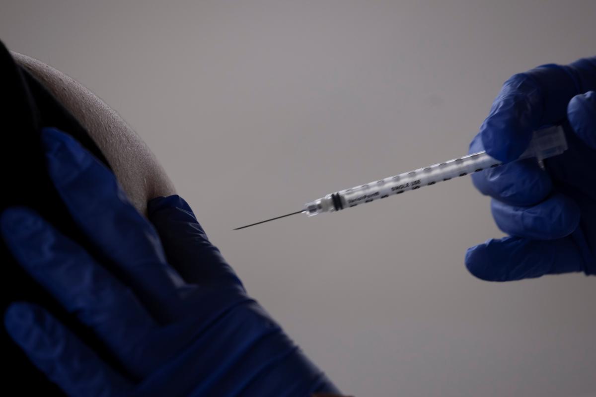 В Украине за пять дней прививки получили почти 7 тыс. человек \ фото REUTERS