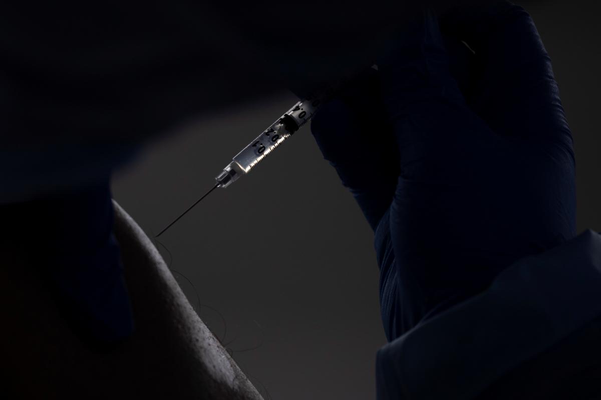 24 февраля началась вакцинация медицинских работников \ фото REUTERS