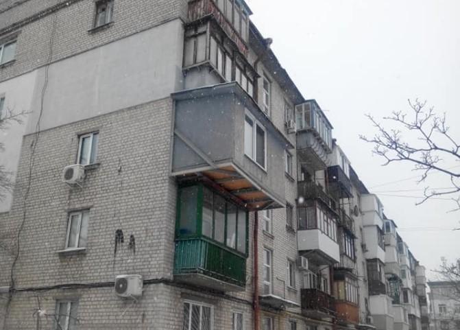 Люди навіть бояться проходити під цим балконом / фото "Позняки Осокорки Харківський - житлові масиви Дарницького р-ну Києва" у Facebook Люди навіть бояться проходити під цим балконом / фото "Позняки Осокорки Харківський - житлові масиви Дарницького р-ну Києва" у Facebook