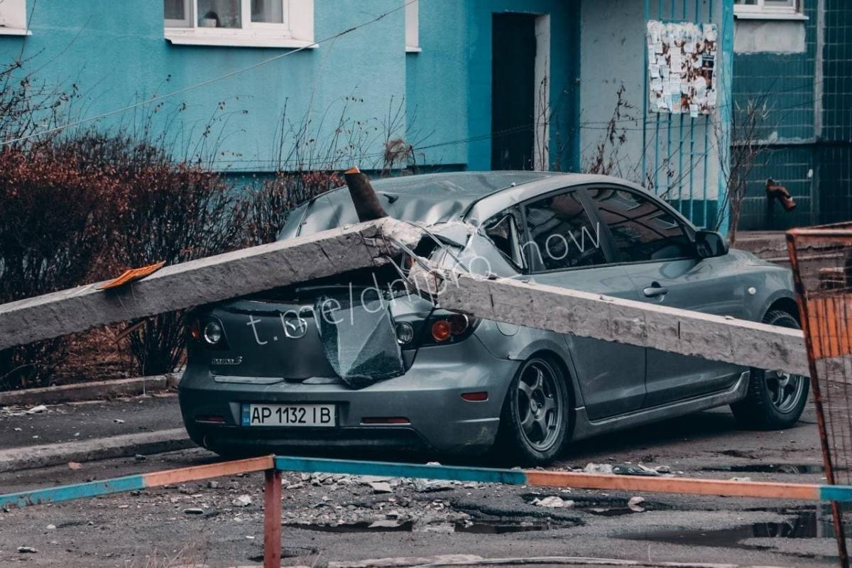 У Дніпрі бетонний стовп зламав машину / t.me/hyevuy_dnepr У Дніпрі бетонний стовп зламав машину / t.me/hyevuy_dnepr