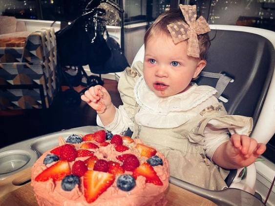 Малышке Ошин исполнился годик / фото Мила Йовович, Instagram Малышке Ошин исполнился годик / фото Мила Йовович, Instagram