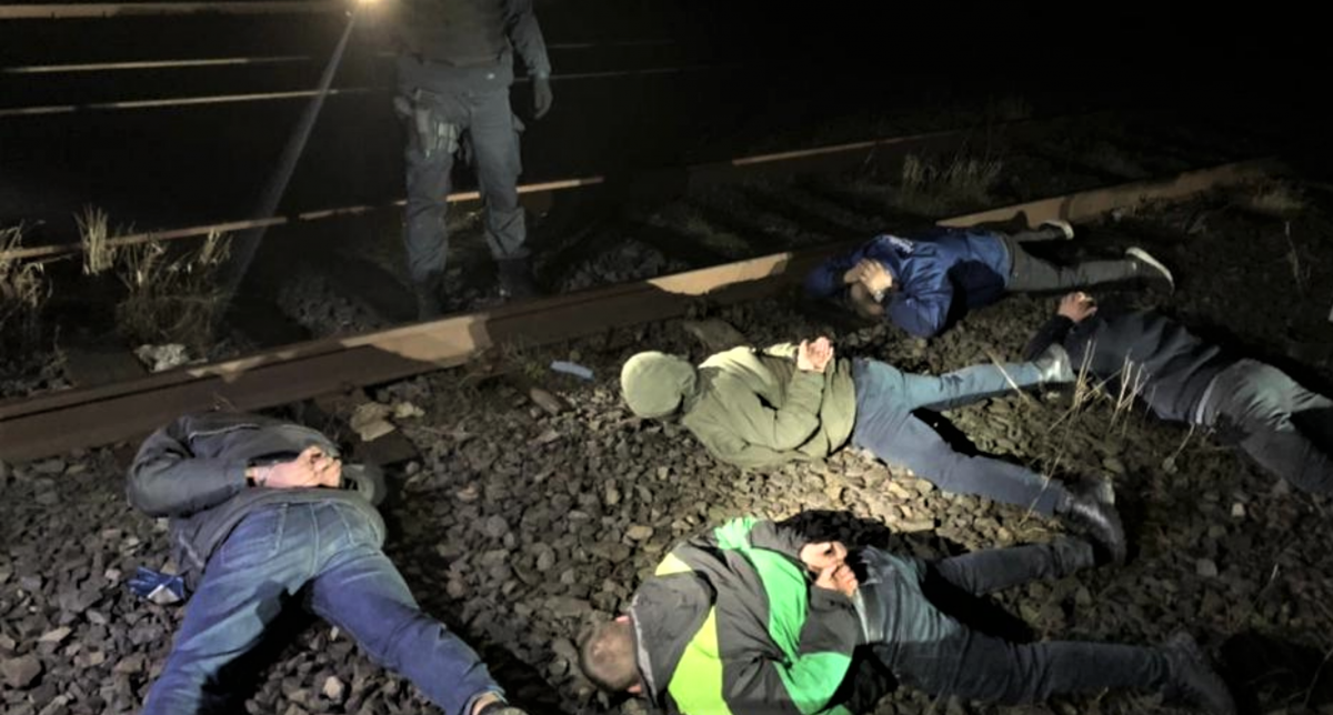 За добу залізничники могли вкрасти до 2 тонн палива / фото Закарпатська обласна прокуратура За добу залізничники могли вкрасти до 2 тонн палива / фото Закарпатська обласна прокуратура