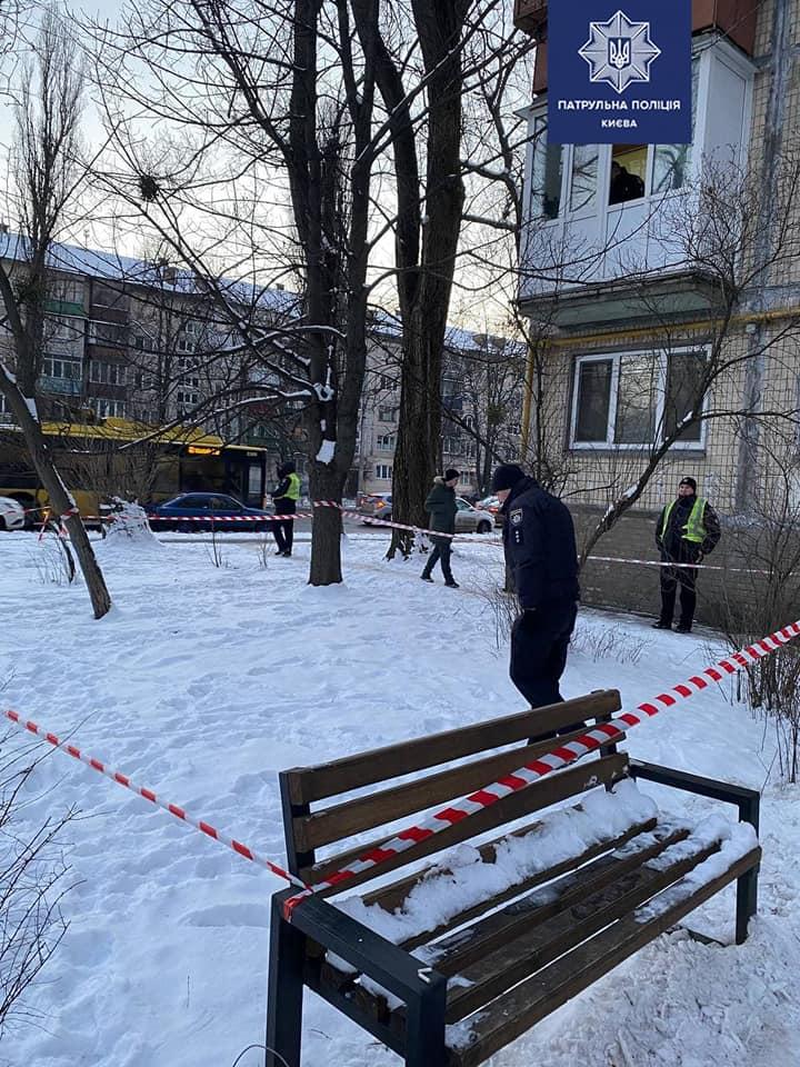 На місці стрілянини знайшли гільзу / фото Патрульна поліція Києва На місці стрілянини знайшли гільзу / фото Патрульна поліція Києва
