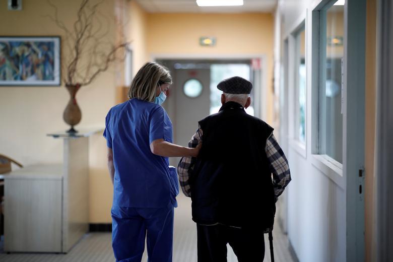 У пожилых людей тяжелее течение COVID-19 / фото REUTERS