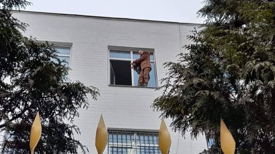 Пикет телеканала НАШ - задержанный активист угрожает спрыгнуть с 4 этаж / Фото Дмитрия Хилюка, УНИАН