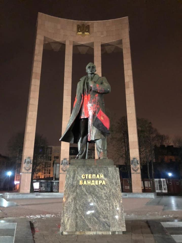 Памятник Бандере во Львове облили краской / фото facebook.com/andriy.moskalenko Памятник Бандере во Львове облили краской / фото facebook.com/andriy.moskalenko