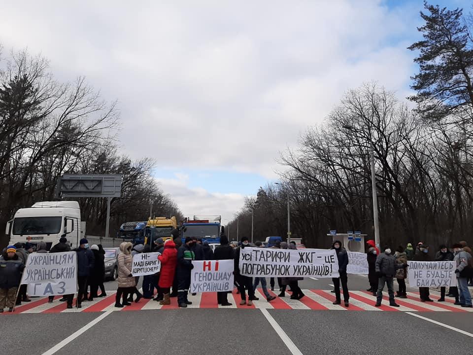 Мітингувальники перекрили трасу у двох місцях / фото Facebook Yuliya Petushynska Мітингувальники перекрили трасу у двох місцях / фото Facebook Yuliya Petushynska