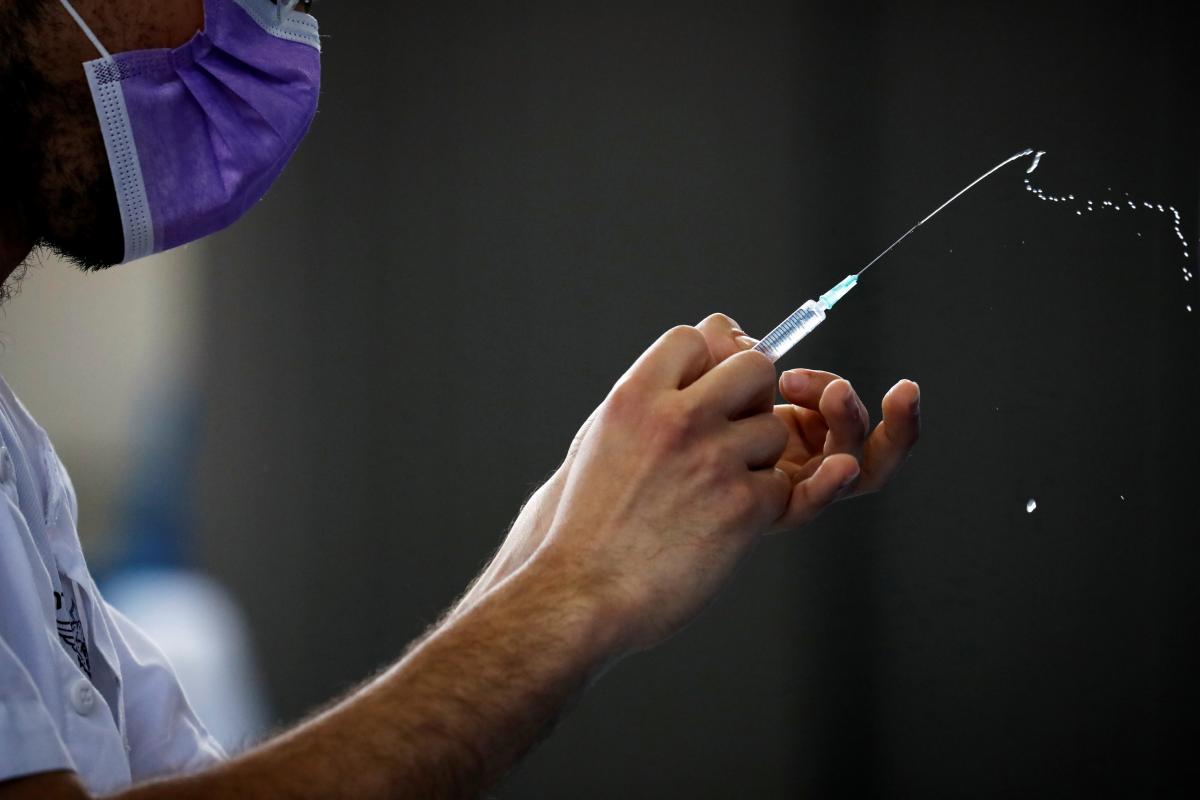 Ляшко перечислил побочные реакции на вакцину / REUTERS