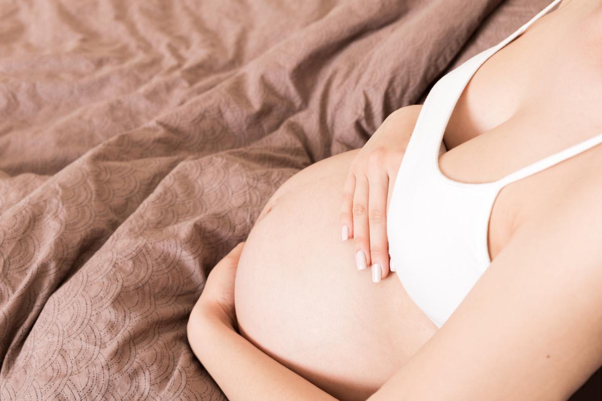 Беременная женщина длительное время лечилась самостоятельно дома \ фото: ua.depositphotos.com