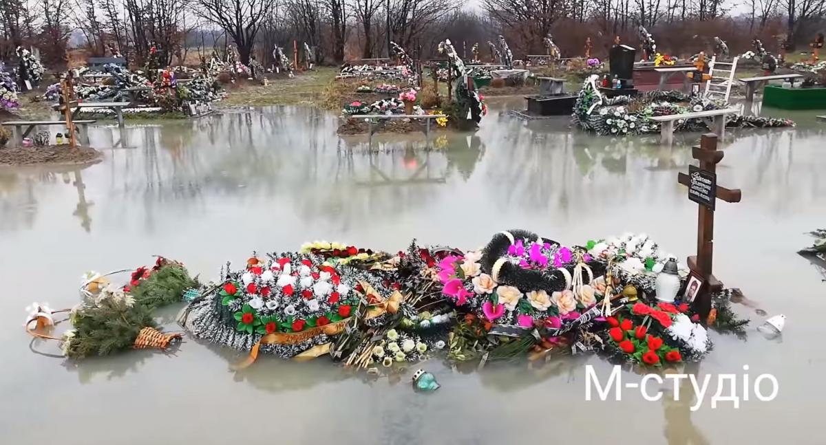 У Мукачеві у одному з мікрорайонів міста "Паланок" цвинтар опинився у воді.