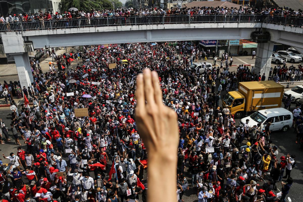 Протест против военного переворота в Мьянме / фото REUTERS