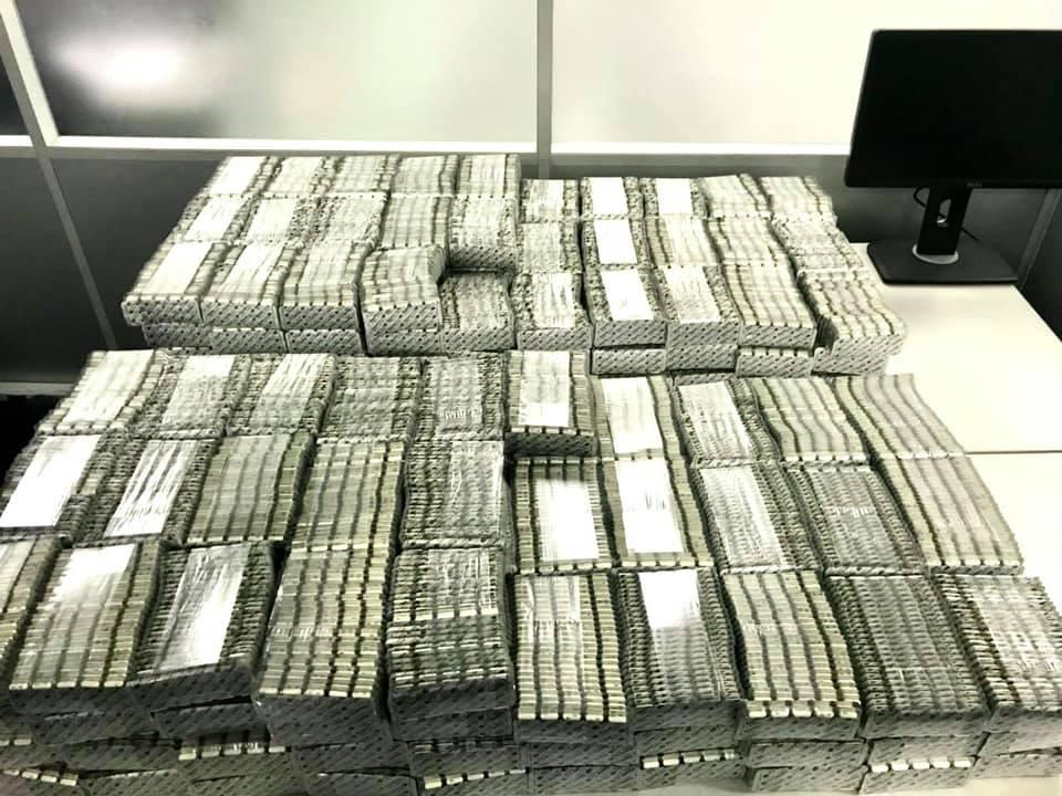 Иностранец пытался вывезти два чемодана наркотических медпрепаратов / фото facebook/Киевская таможня Иностранец пытался вывезти два чемодана наркотических медпрепаратов / фото facebook/Киевская таможня