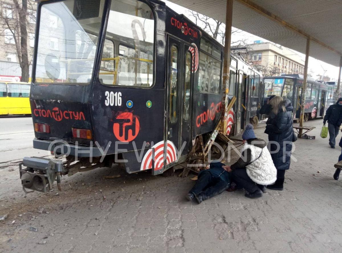 В Днепре трамвай придавил женщину на остановке / t.me/hyevuy_dnepr В Днепре трамвай придавил женщину на остановке / t.me/hyevuy_dnepr