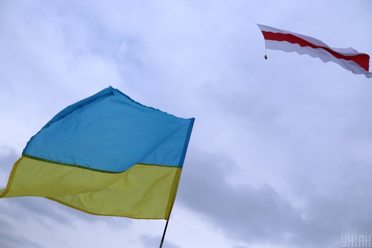 Білоруські добровольці закликали армію стати на бік України / УНІАН Білоруські добровольці закликали армію стати на бік України / УНІАН