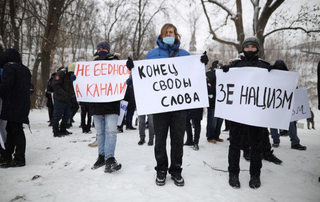Участники митинга с плакатами / фото rbc.ua Участники митинга с плакатами / фото rbc.ua