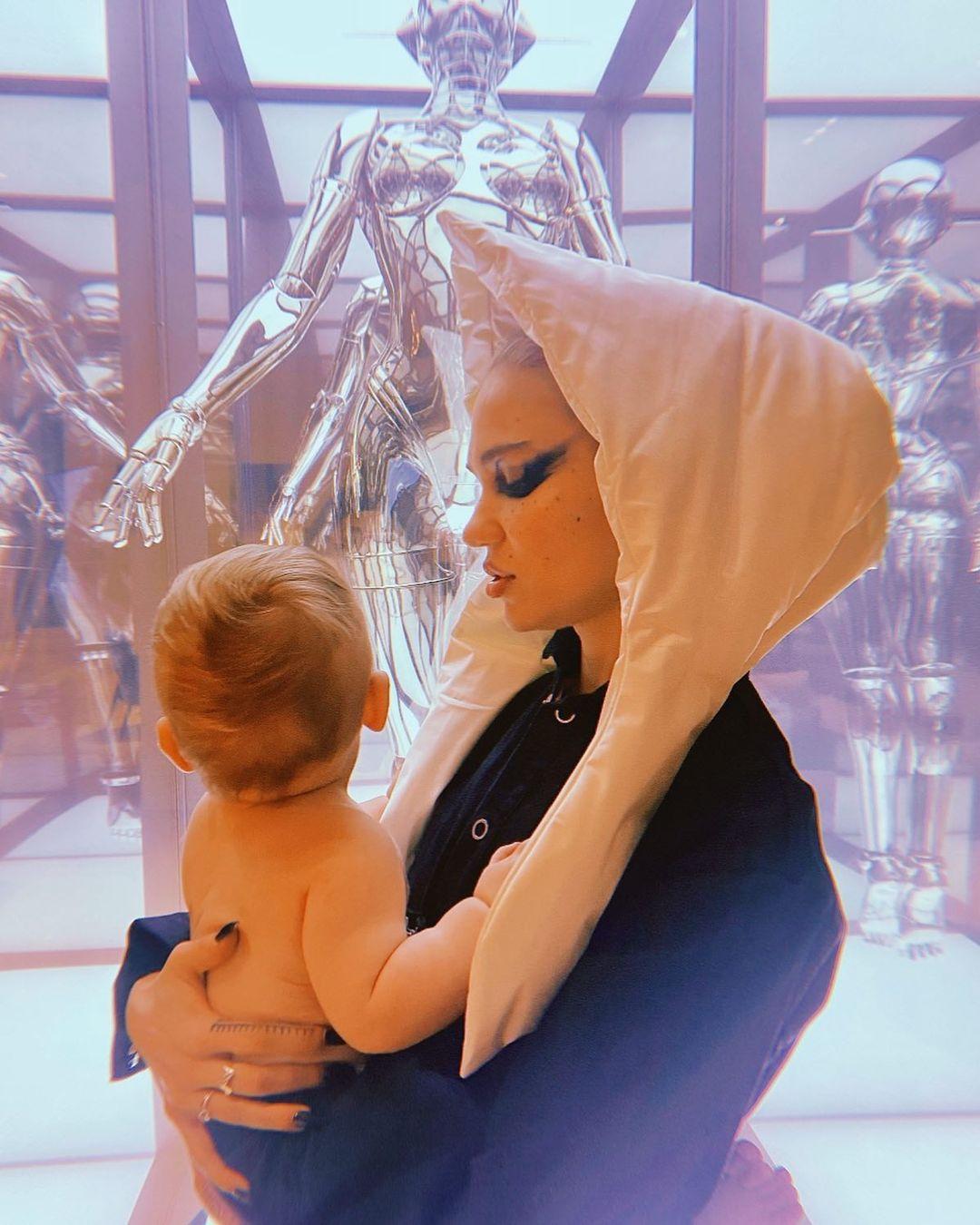 Співачка Граймс народила Ілону Маску сина / фото Grimes, Instagram Співачка Граймс народила Ілону Маску сина / фото Grimes, Instagram