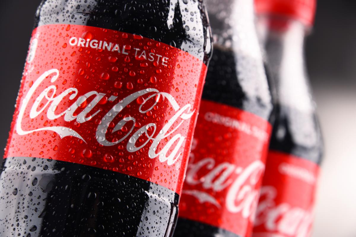  Coca-Cola хоч і голосно заявила про вихід з Росії, але на ділі бізнес повністю не згорнула / фото ua.depositphotos.com