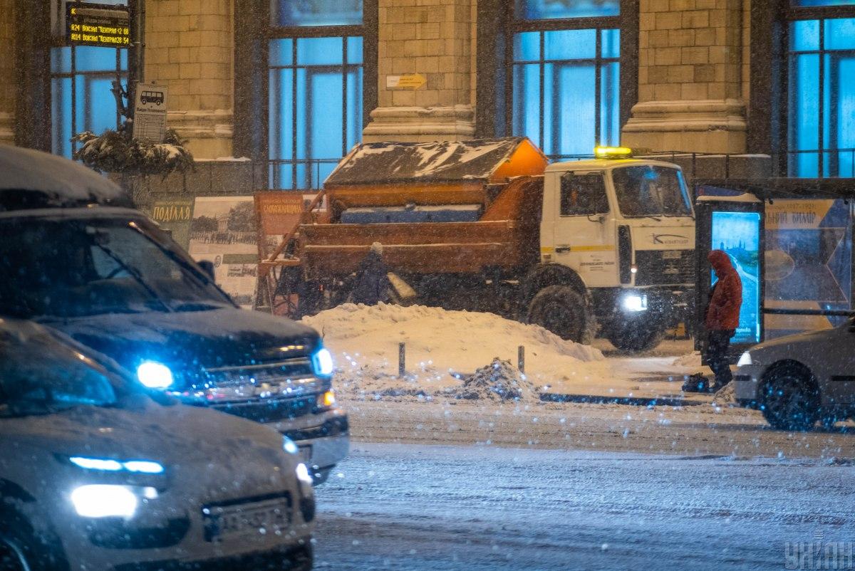 Дороги Киева расчищают от снега, но не везде / фото УНИАН Дороги Киева расчищают от снега, но не везде / фото УНИАН