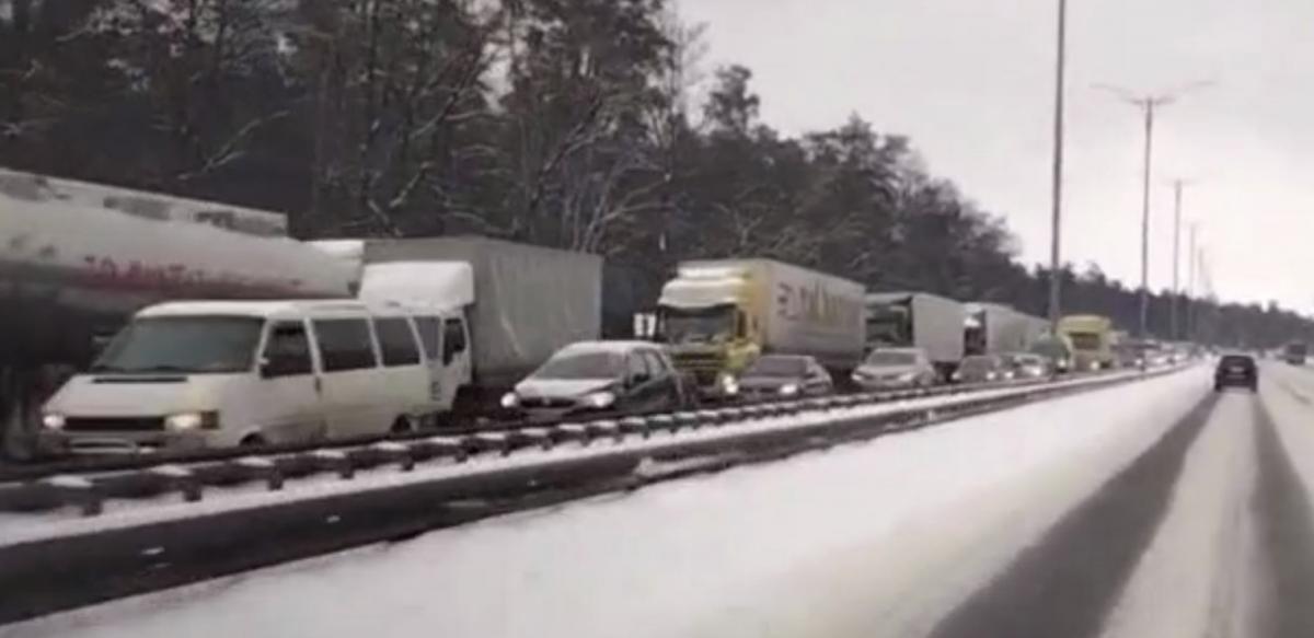 Велика пробка в Києві потрапила на відео / скріншот з відео Велика пробка в Києві потрапила на відео / скріншот з відео