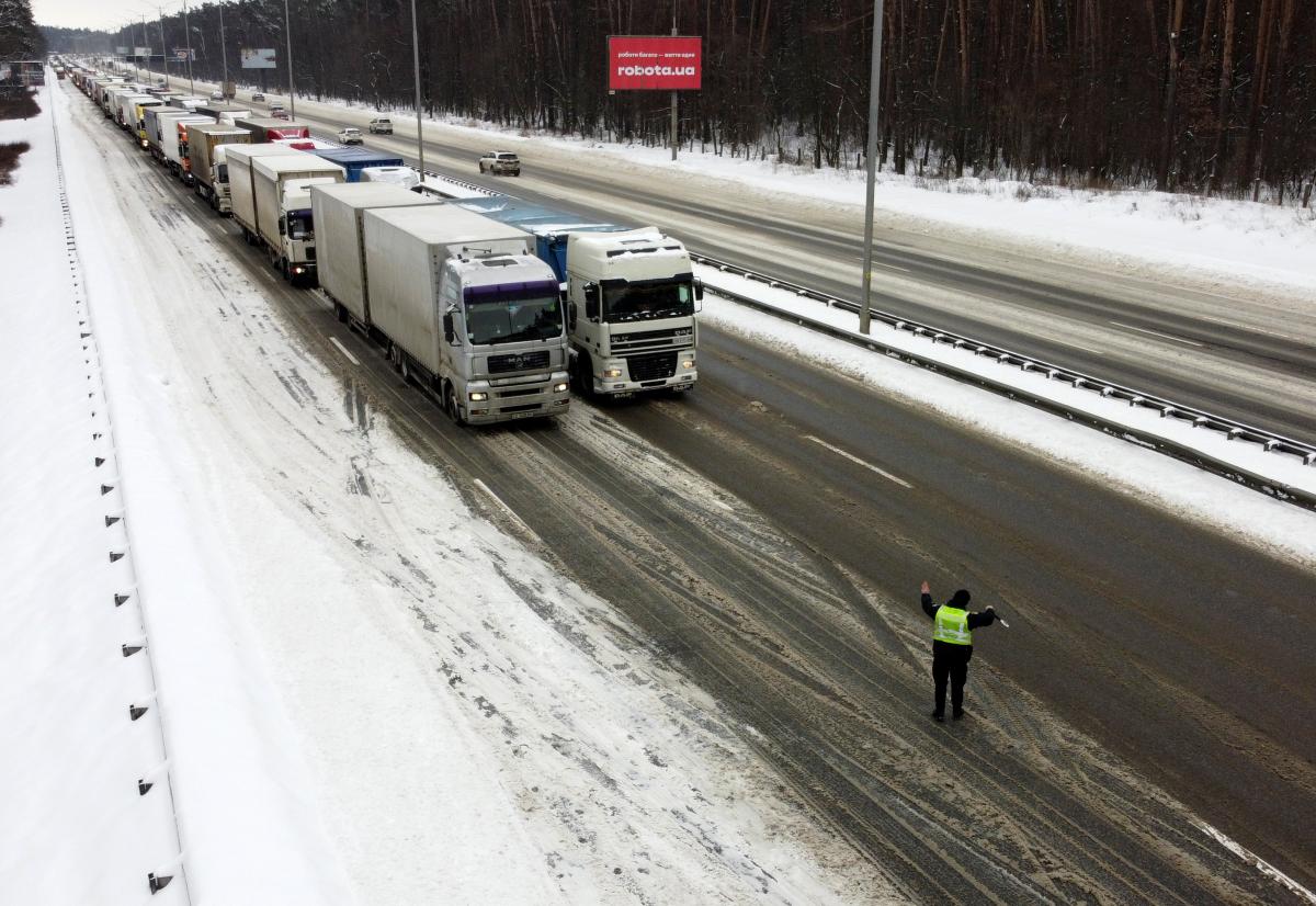 У двох областях України через негоду обмежено рух вантажівок / фото REUTERS У двох областях України через негоду обмежено рух вантажівок / фото REUTERS