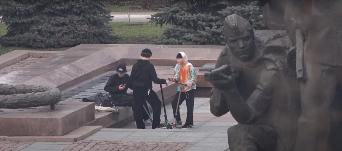 Спочатку вони сиділи на плитах братської могили і курили / скріншот з відео Спочатку вони сиділи на плитах братської могили і курили / скріншот з відео