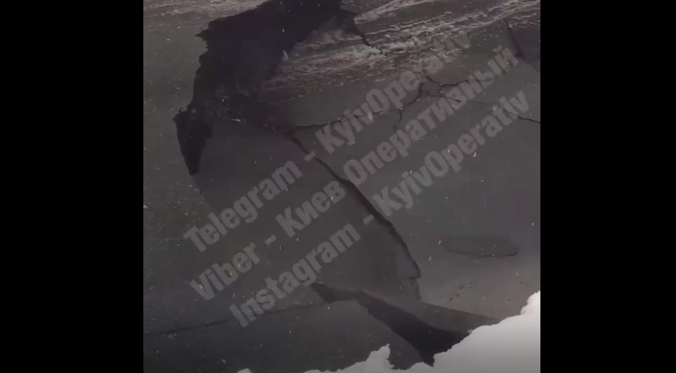 Огромный провал на дороге в Киеве / скриншот Огромный провал на дороге в Киеве / скриншот