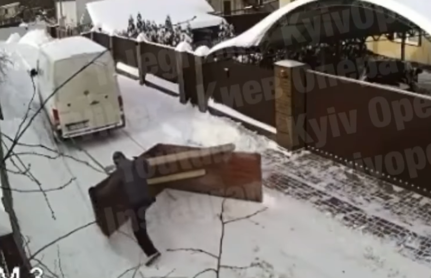 В Ірпені чистять сніг оригінальним способом / скріншот В Ірпені чистять сніг оригінальним способом / скріншот