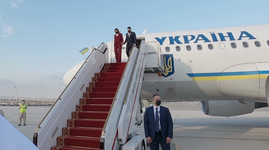 Президент прибув в ОАЕ \ скріншот з відео Президент прибув в ОАЕ \ скріншот з відео