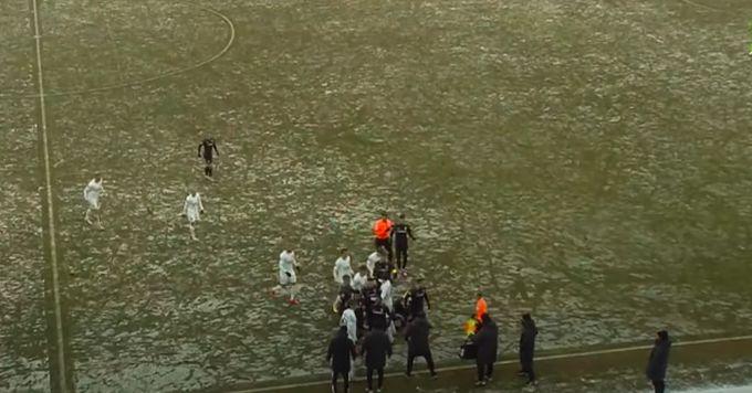 В конце игры на поле произошла потасовка / фрагмент из видео В конце игры на поле произошла потасовка / фрагмент из видео