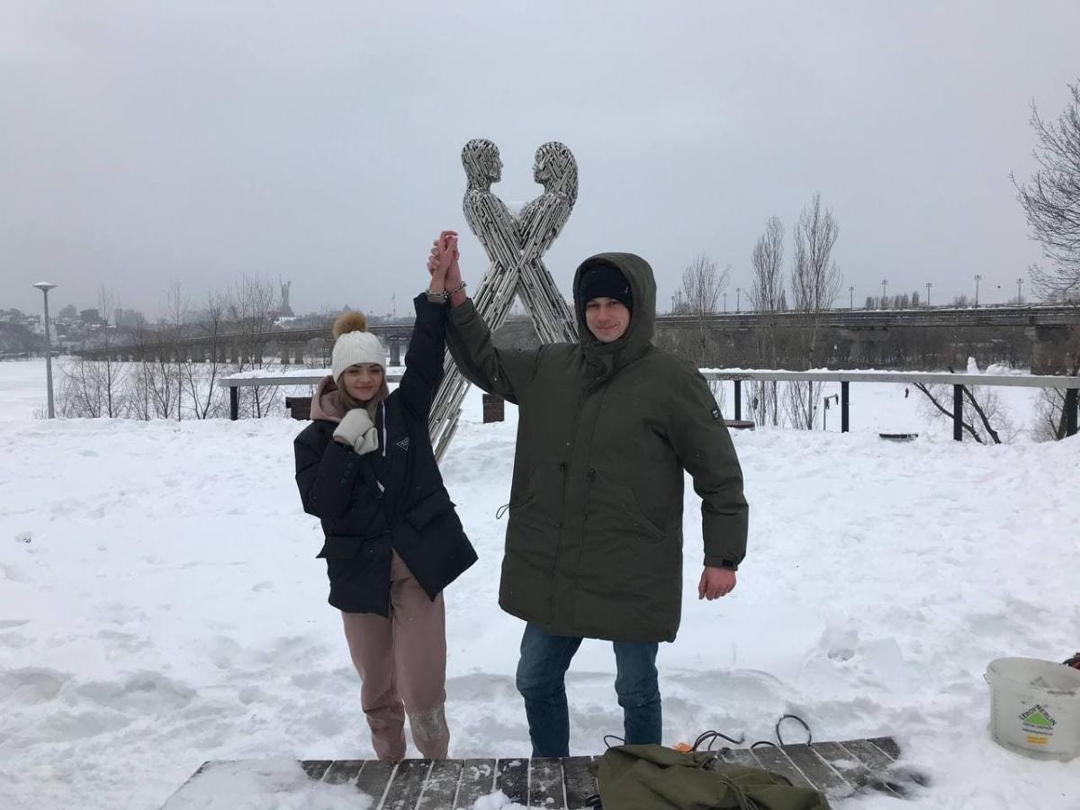 Цепь, которой сковали пару из Харькова, решили продать / фото ТСН Цепь, которой сковали пару из Харькова, решили продать / фото ТСН
