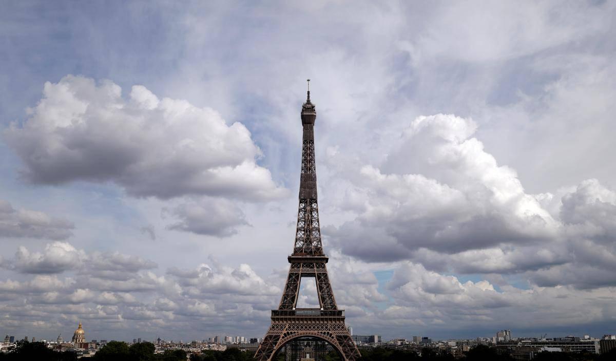 Эйфелеву башню впервые за 50 лет перекрасят в другой цвет / REUTERS