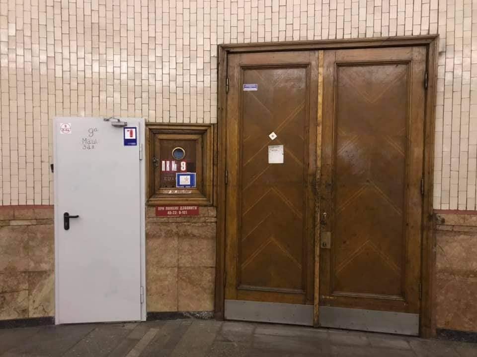 Так выглядят старые двери в метро / фото: Виталий Селик Так выглядят старые двери в метро / фото: Виталий Селик