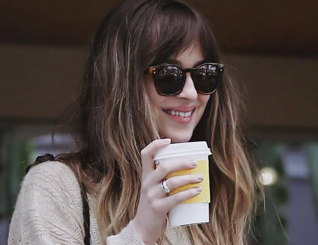 Дакота рекламирует женский инструмент для удовлетворения / instagram.com/official_dakotajohnson Дакота рекламирует женский инструмент для удовлетворения / instagram.com/official_dakotajohnson
