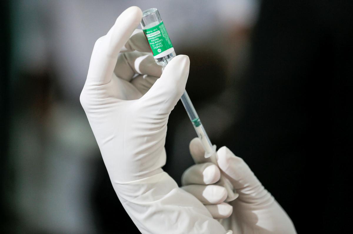 CoviShield - большая часть доз вакцины для бедных стран не покидала Индию, пишет Reuters / фото REUTERS