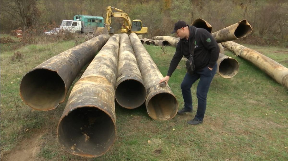 Закарпатський активість Павло Павлов демонструє серед лісу десятки викопаних труб, які вирізали для продажу на метал