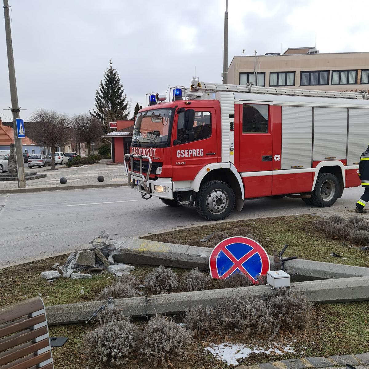 Поліції довелося застосовувати спецзасоби, аби зупинити водія / фото facebook.com/tuzoltosag.csepreg Поліції довелося застосовувати спецзасоби, аби зупинити водія / фото facebook.com/tuzoltosag.csepreg