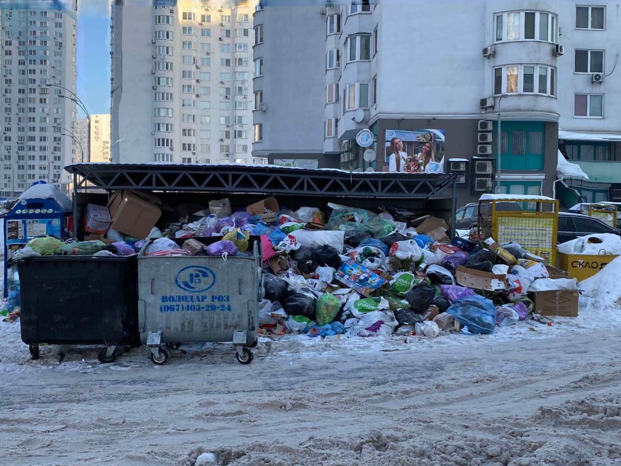 Мини-свалка на Позняках / Facebook Владимир Василенко Мини-свалка на Позняках / Facebook Владимир Василенко