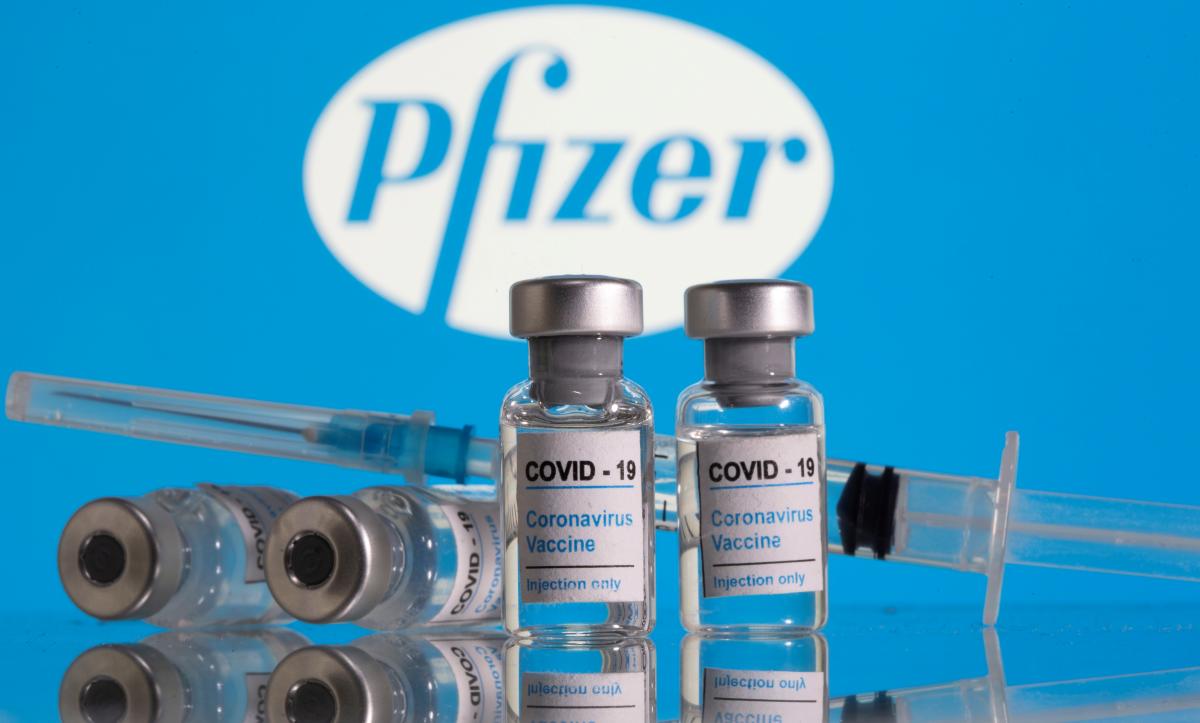 Украина заключила контракт с Pfizer о поставках дополнительно 10 млн доз вакцины / фото REUTERS
